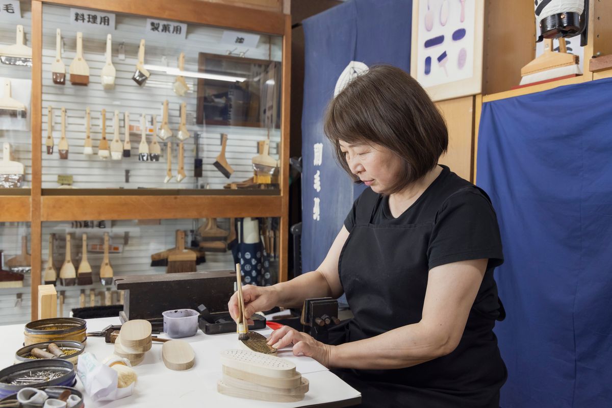 三代目 宮川久美子が刷毛を製作する様子